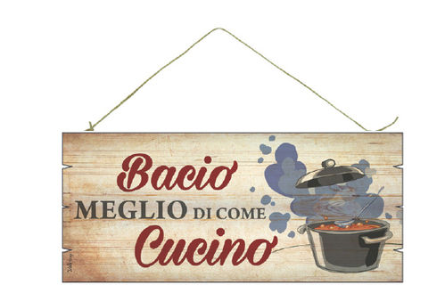 Wooden decorative plate, "BACIO MEGLIO DI COME CUCINO", cm 18x8