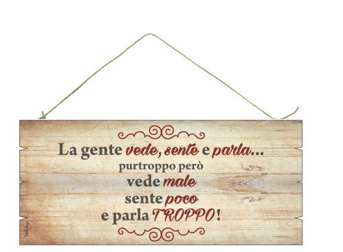 Targa decoro in legno , "LA GENTE VEDE, SENTE, E PARLA......TROPPO", cm 18x8